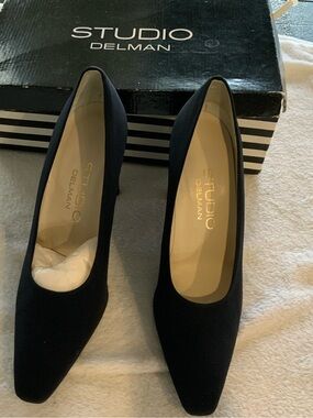Black Women's Classic suede heels new size 8.5 sku 3294